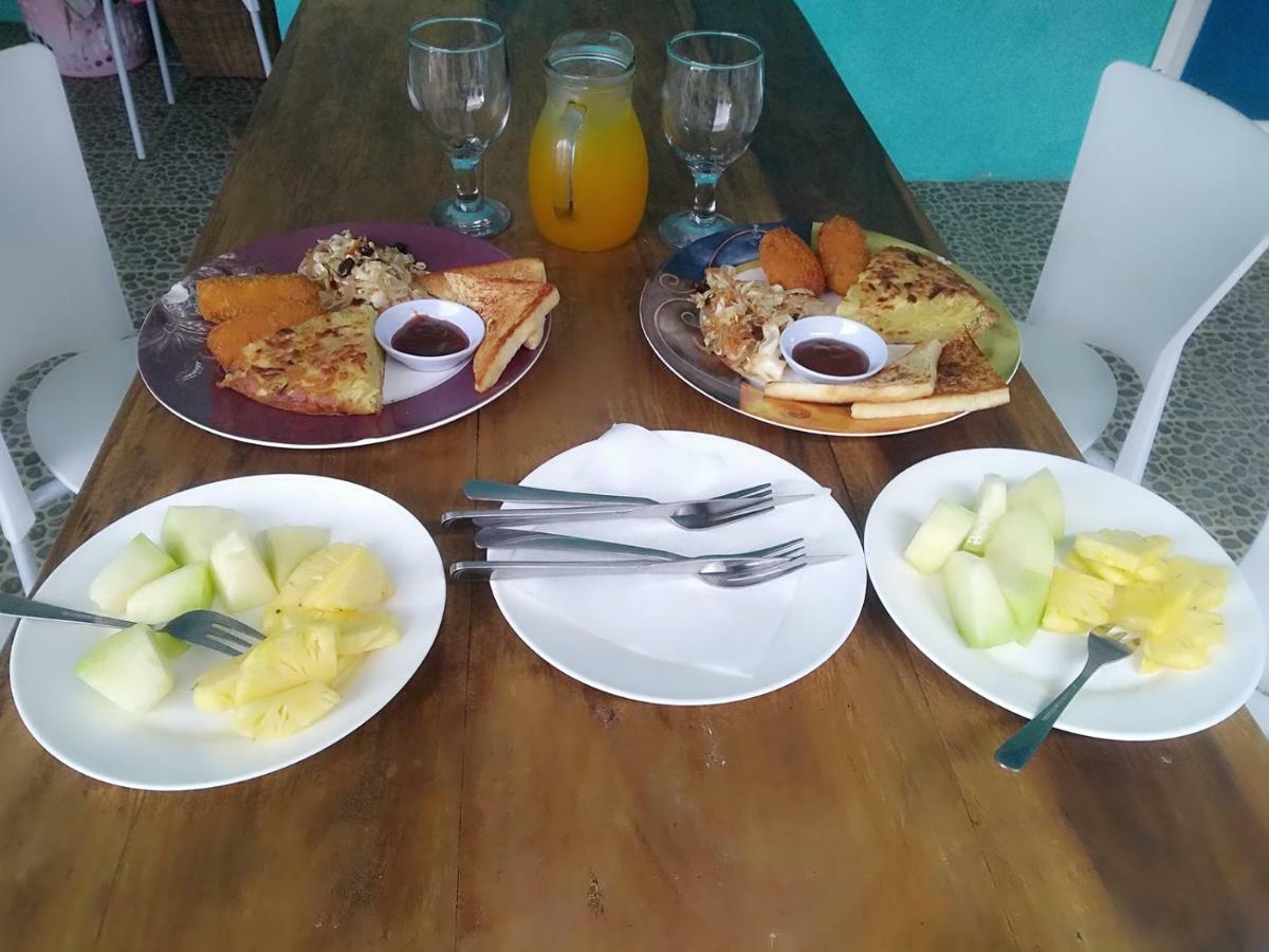 Blue Coral Homestay カリムンジャワ エクステリア 写真
